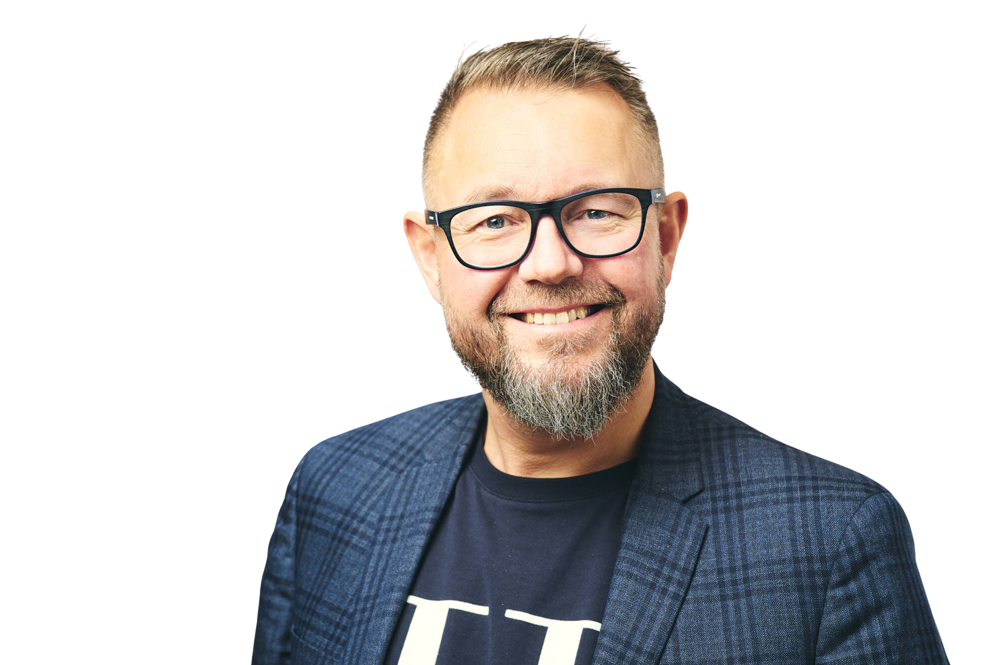 Smilende mand med briller og skæg i blazer