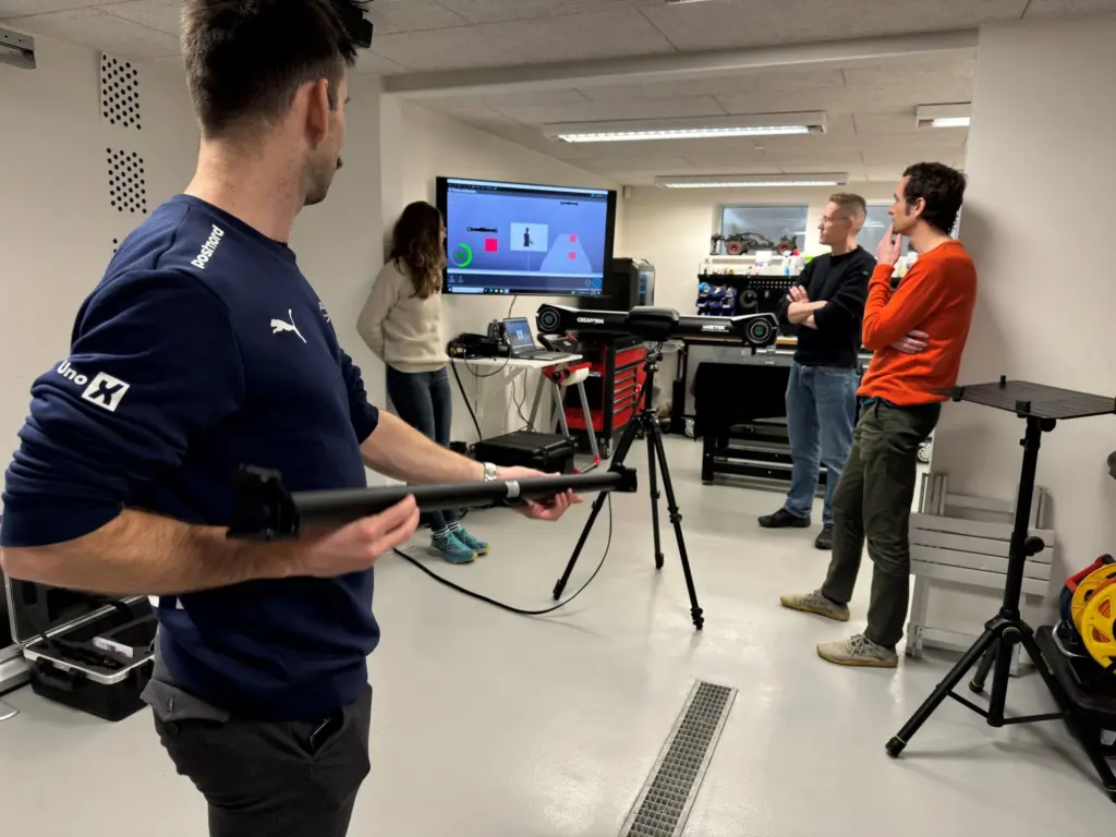 Personer diskutere teknologi i laboratoriemiljø