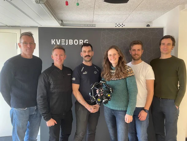 Gruppe poserer foran Kvejborg-skiltet.