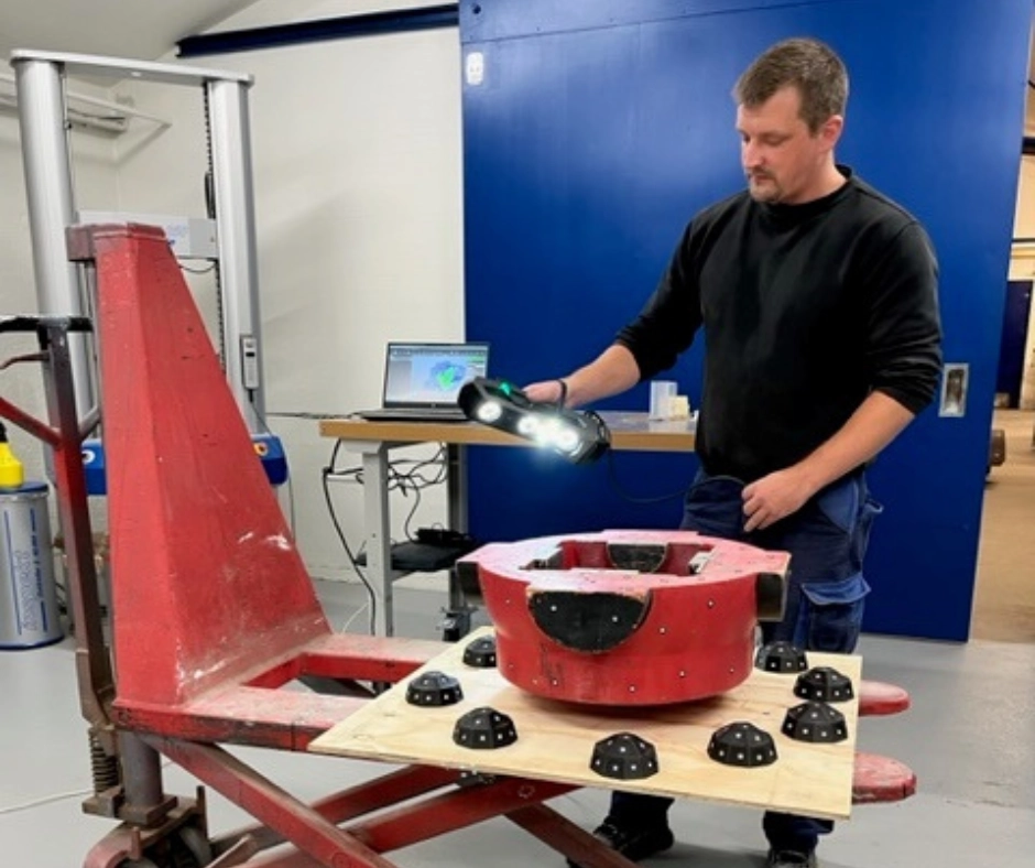 Mand scanner rød struktur med 3D-teknologi