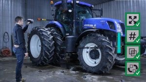 Mand scanner stor blå traktor i garage