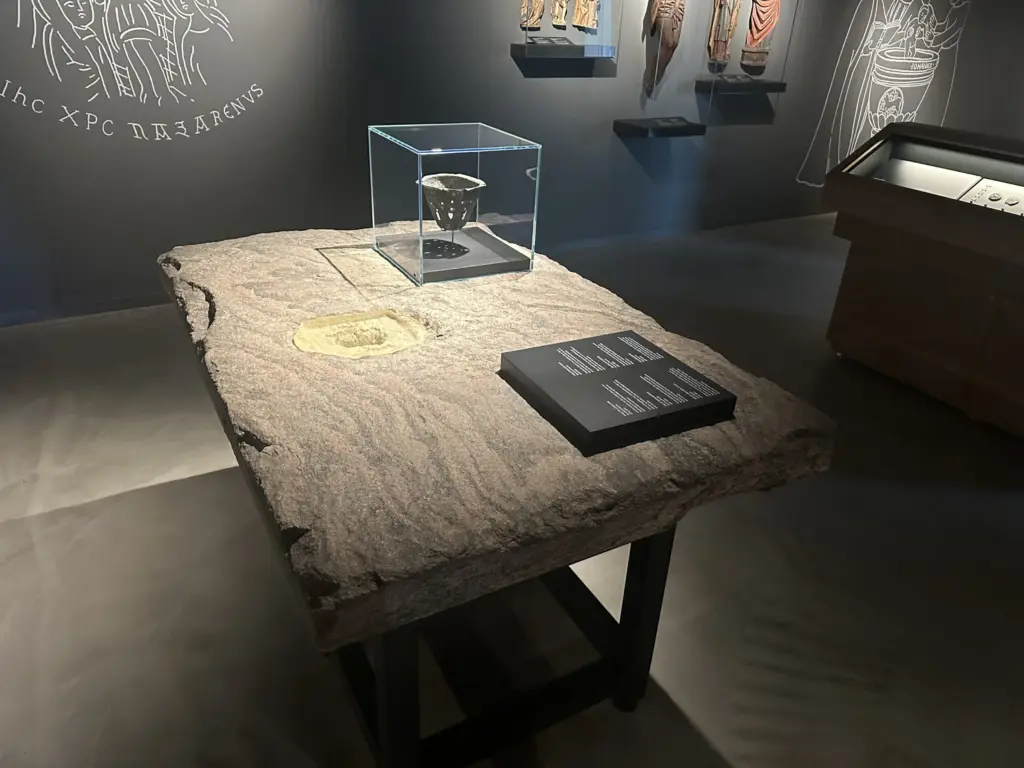 Udstilling af historisk artefakt i museum