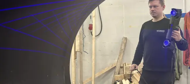 Mand bruger 3D-scanner i stort rør