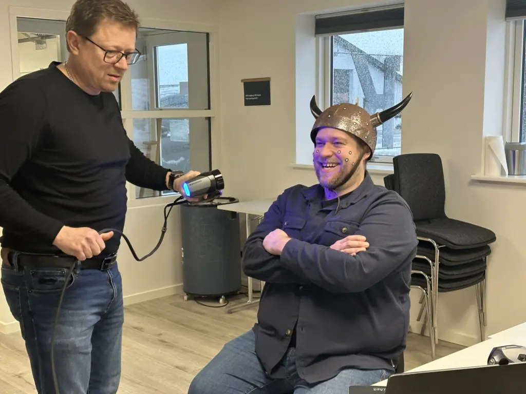 Mand scannet med 3D-scanner, bærer vikingehjelm