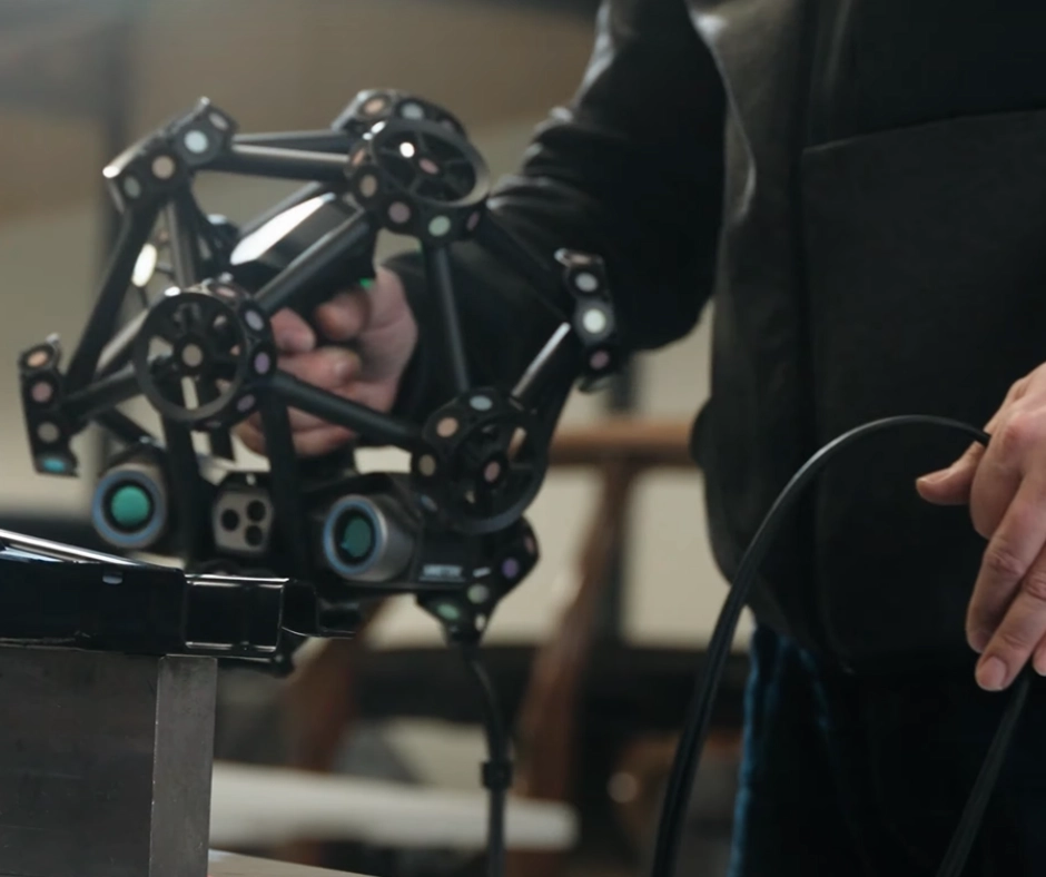 Håndholdt 3D-scanner i brug på metalemne.
