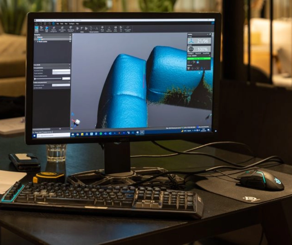 3D-modellering på computerskærm med tastatur og mus