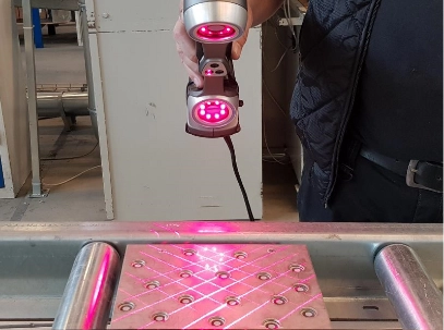 Scanning af metalplade med 3D-laserscanner