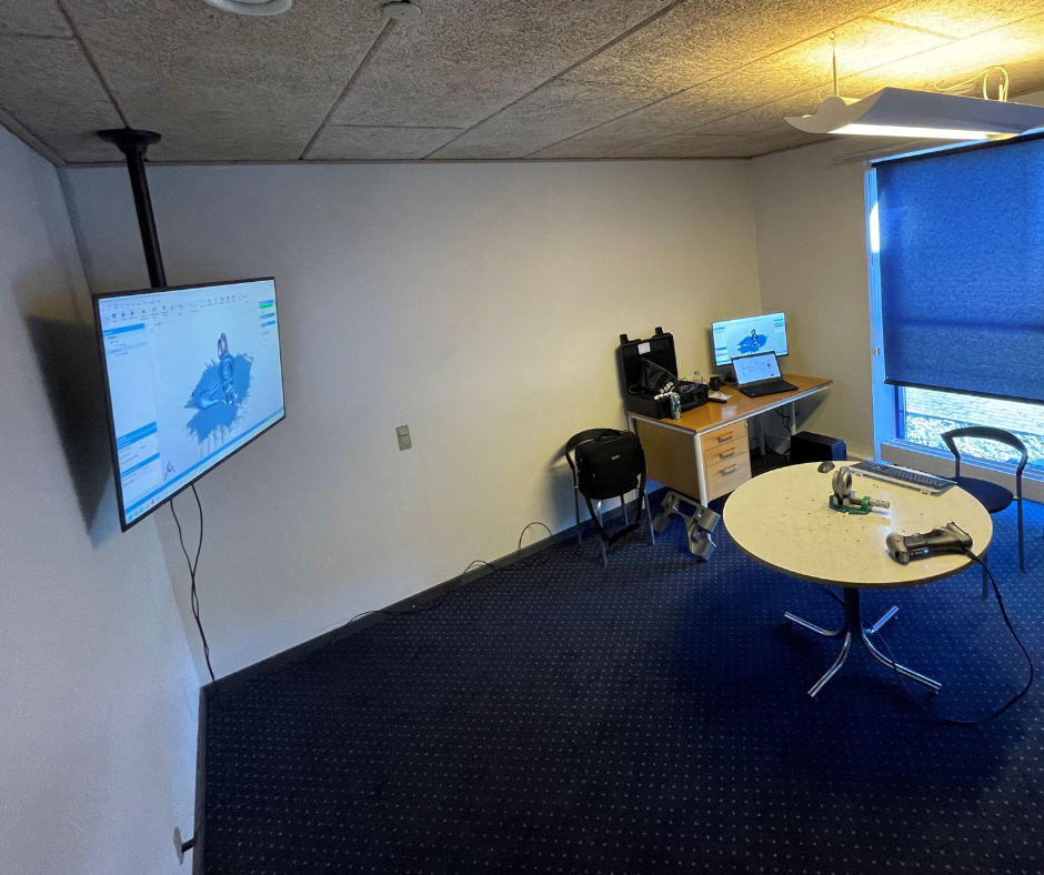 Kontor med computere og moderne udstyr