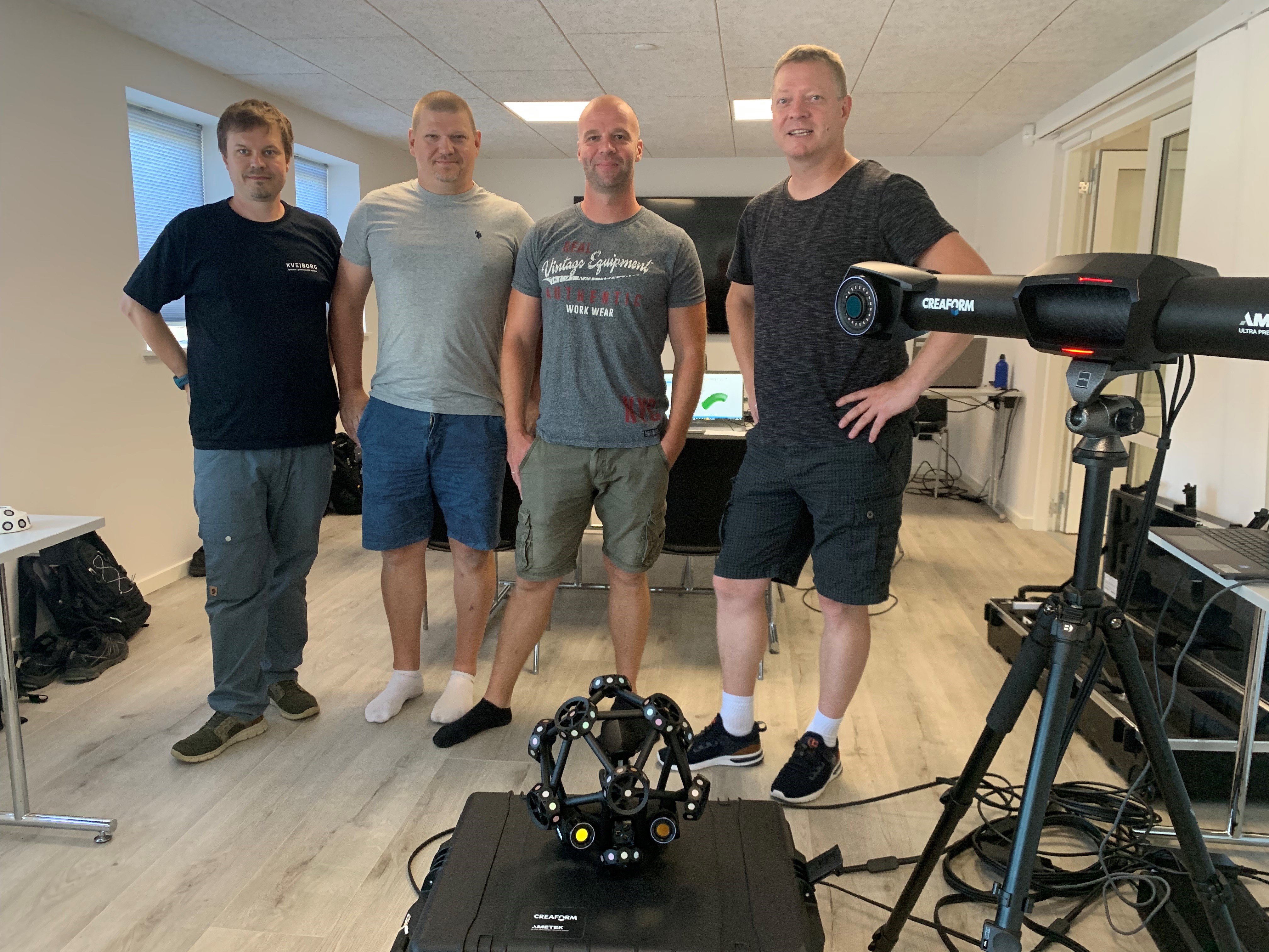 Fire mænd med 3D-scanner i kontor.