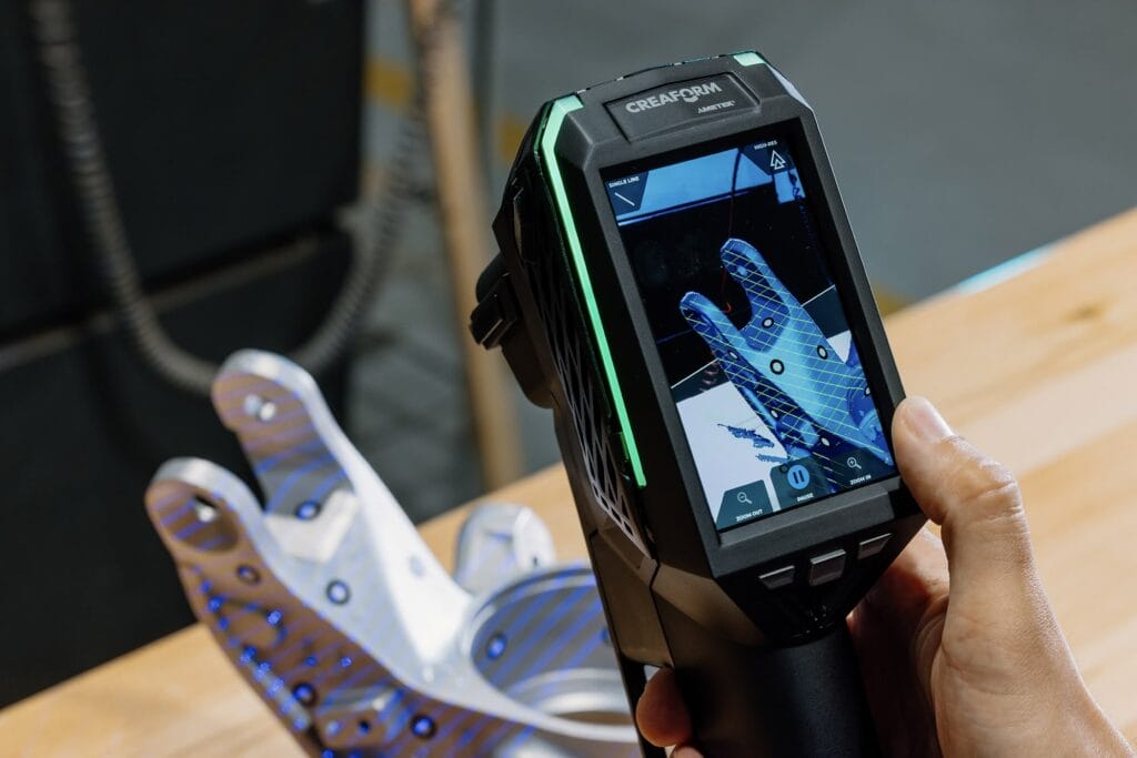 Håndholdt scanner med 3D-model på skærmen