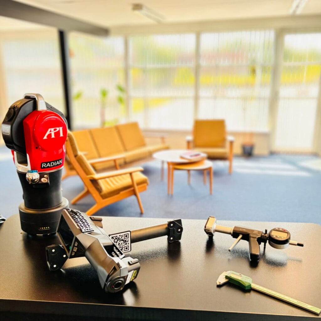 3D-scanner og måleværktøj på bord i lounge