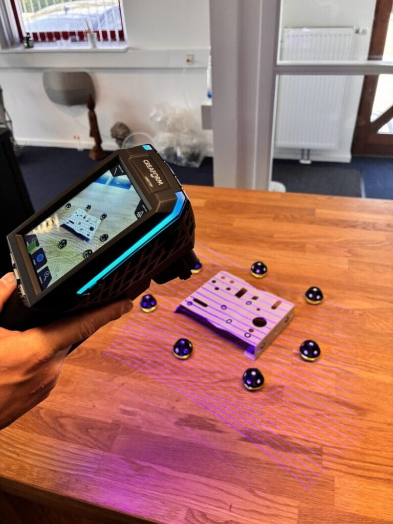 Håndholdt 3D-scanner scanner objekt på bord