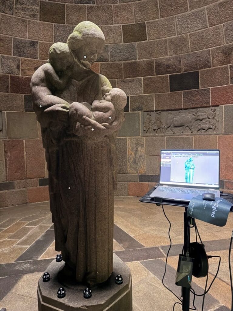 Stenskulptur scannes med 3D-udstyr i museum