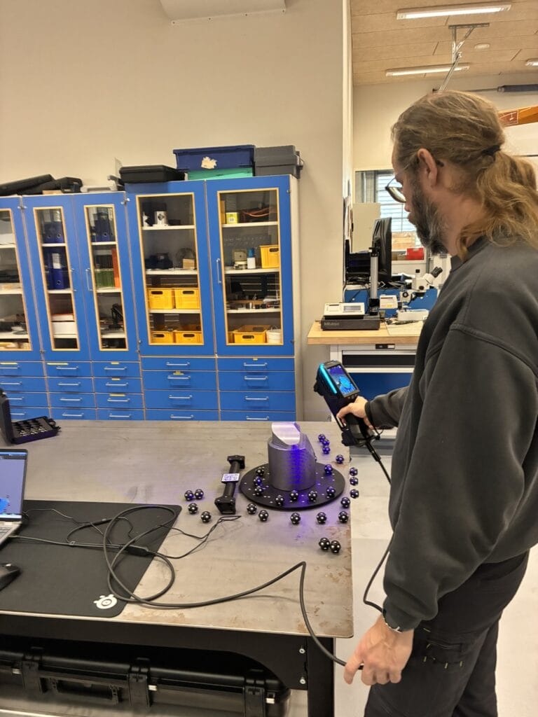 3D-scanning af CNC-bearbejdet emne hos Prodan med håndholdt 3D-scanner