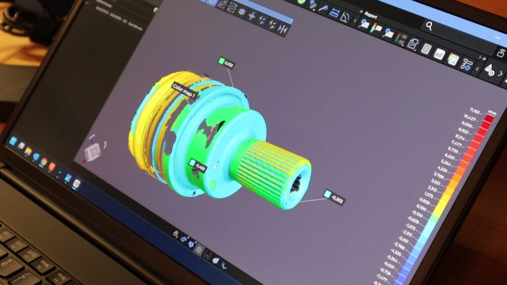 Colormap fra 3D-scanning hos Triscan, der visualiserer geometriske afvigelser på en komponent.