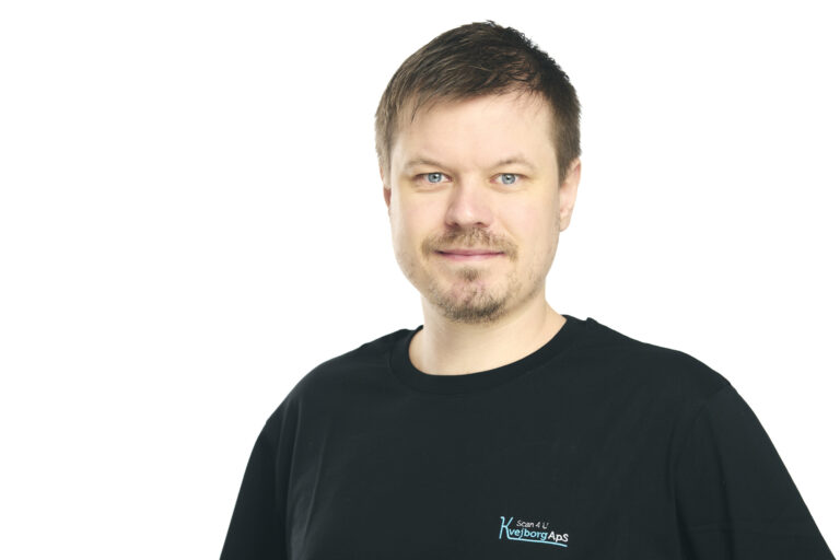 Portræt af smilende mand i sort T-shirt